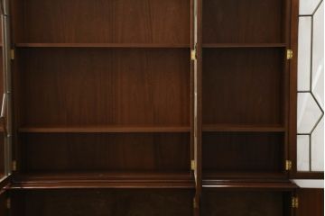 中古　高級品!!　IDC大塚家具　マホガニー材　支輪の飾りがお洒落なアンティーク調キャビネット(カップボード、食器棚、収納棚、戸棚、飾り棚)(定価約125万円)(R-073521)