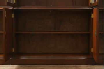 中古　高級品!!　IDC大塚家具　マホガニー材　支輪の飾りがお洒落なアンティーク調キャビネット(カップボード、食器棚、収納棚、戸棚、飾り棚)(定価約125万円)(R-073521)