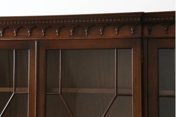 中古　高級品!!　IDC大塚家具　マホガニー材　支輪の飾りがお洒落なアンティーク調キャビネット(カップボード、食器棚、収納棚、戸棚、飾り棚)(定価約125万円)(R-073521)