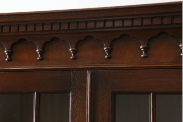 中古　高級品!!　IDC大塚家具　マホガニー材　支輪の飾りがお洒落なアンティーク調キャビネット(カップボード、食器棚、収納棚、戸棚、飾り棚)(定価約125万円)(R-073521)