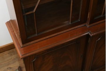 中古　高級品!!　IDC大塚家具　マホガニー材　支輪の飾りがお洒落なアンティーク調キャビネット(カップボード、食器棚、収納棚、戸棚、飾り棚)(定価約125万円)(R-073521)