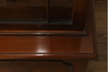 中古　高級品!!　IDC大塚家具　マホガニー材　支輪の飾りがお洒落なアンティーク調キャビネット(カップボード、食器棚、収納棚、戸棚、飾り棚)(定価約125万円)(R-073521)