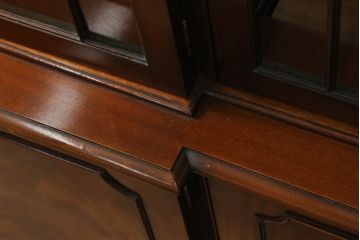中古　高級品!!　IDC大塚家具　マホガニー材　支輪の飾りがお洒落なアンティーク調キャビネット(カップボード、食器棚、収納棚、戸棚、飾り棚)(定価約125万円)(R-073521)