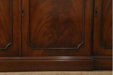 中古　高級品!!　IDC大塚家具　マホガニー材　支輪の飾りがお洒落なアンティーク調キャビネット(カップボード、食器棚、収納棚、戸棚、飾り棚)(定価約125万円)(R-073521)