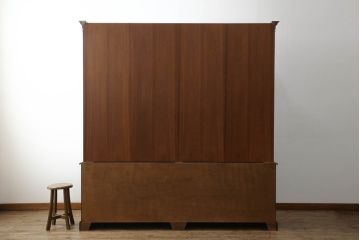 中古　高級品!!　IDC大塚家具　マホガニー材　支輪の飾りがお洒落なアンティーク調キャビネット(カップボード、食器棚、収納棚、戸棚、飾り棚)(定価約125万円)(R-073521)