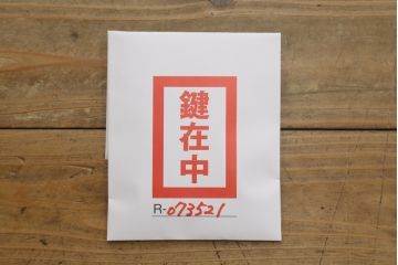 中古　高級品!!　IDC大塚家具　マホガニー材　支輪の飾りがお洒落なアンティーク調キャビネット(カップボード、食器棚、収納棚、戸棚、飾り棚)(定価約125万円)(R-073521)