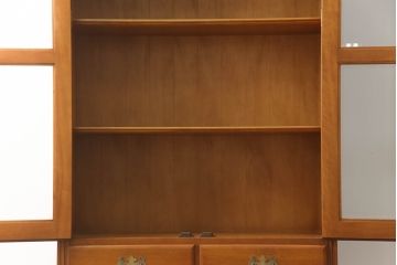 中古　横浜クラシック家具　ダニエル(daniel)　アーリーアメリカンシリーズ　A-208　温もりを感じる色合いとクラシカルな佇まいが魅力のブックケース(本箱、収納棚、戸棚、キャビネット、飾り棚)(R-073522)