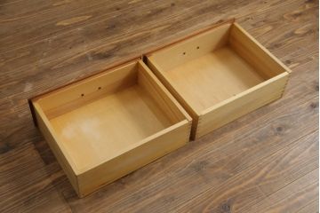 中古　横浜クラシック家具　ダニエル(daniel)　アーリーアメリカンシリーズ　A-208　温もりを感じる色合いとクラシカルな佇まいが魅力のブックケース(本箱、収納棚、戸棚、キャビネット、飾り棚)(R-073522)