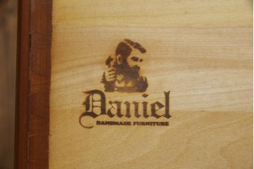 中古　横浜クラシック家具　ダニエル(daniel)　アーリーアメリカンシリーズ　A-208　温もりを感じる色合いとクラシカルな佇まいが魅力のブックケース(本箱、収納棚、戸棚、キャビネット、飾り棚)(R-073522)