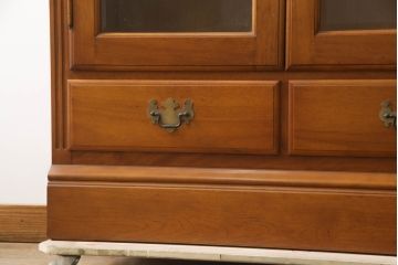 中古　横浜クラシック家具　ダニエル(daniel)　アーリーアメリカンシリーズ　A-208　温もりを感じる色合いとクラシカルな佇まいが魅力のブックケース(本箱、収納棚、戸棚、キャビネット、飾り棚)(R-073522)