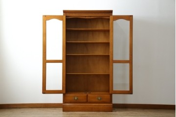 中古　横浜クラシック家具　ダニエル(daniel)　アーリーアメリカンシリーズ　A-208　温もりを感じる色合いとクラシカルな佇まいが魅力のブックケース　(R-073522)