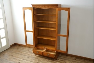 中古　横浜クラシック家具　ダニエル(daniel)　アーリーアメリカンシリーズ　A-208　温もりを感じる色合いとクラシカルな佇まいが魅力のブックケース　(R-073522)