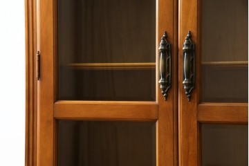 中古　横浜クラシック家具　ダニエル(daniel)　アーリーアメリカンシリーズ　A-208　温もりを感じる色合いとクラシカルな佇まいが魅力のブックケース　(R-073522)