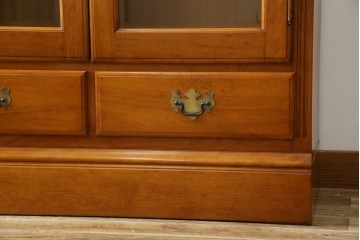 中古　横浜クラシック家具　ダニエル(daniel)　アーリーアメリカンシリーズ　A-208　温もりを感じる色合いとクラシカルな佇まいが魅力のブックケース　(R-073522)