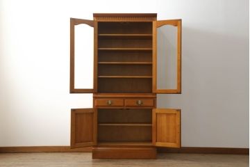 中古　美品!!　横浜ダニエル(daniel)　品のある佇まいが美しいキャビネット(食器棚、カップボード、収納棚、飾り棚)(定価約70万円)(R-073523)