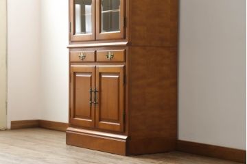 中古　美品!!　横浜ダニエル(daniel)　品のある佇まいが美しいキャビネット(食器棚、カップボード、収納棚、飾り棚)(定価約70万円)(R-073523)