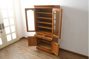 中古　美品!!　横浜ダニエル(daniel)　品のある佇まいが美しいキャビネット(食器棚、カップボード、収納棚、飾り棚)(定価約70万円)(R-073523)
