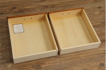 中古　美品!!　横浜ダニエル(daniel)　品のある佇まいが美しいキャビネット(食器棚、カップボード、収納棚、飾り棚)(定価約70万円)(R-073523)