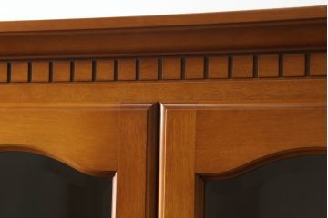 中古　美品!!　横浜ダニエル(daniel)　品のある佇まいが美しいキャビネット(食器棚、カップボード、収納棚、飾り棚)(定価約70万円)(R-073523)