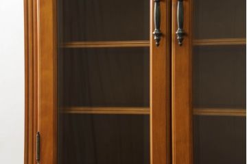 中古　美品!!　横浜ダニエル(daniel)　品のある佇まいが美しいキャビネット(食器棚、カップボード、収納棚、飾り棚)(定価約70万円)(R-073523)