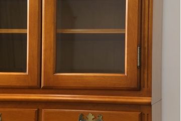 中古　美品!!　横浜ダニエル(daniel)　品のある佇まいが美しいキャビネット(食器棚、カップボード、収納棚、飾り棚)(定価約70万円)(R-073523)