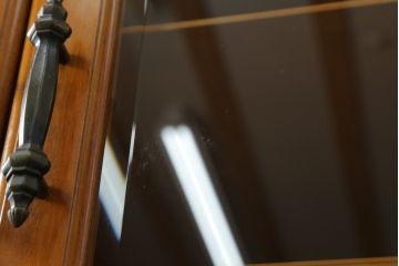 中古　美品!!　横浜ダニエル(daniel)　品のある佇まいが美しいキャビネット(食器棚、カップボード、収納棚、飾り棚)(定価約70万円)(R-073523)