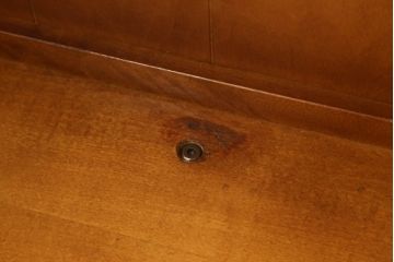 中古　美品　横浜ダニエル(daniel)　温かみのある木の色合いが魅力的なキャビネット(カップボード、食器棚、戸棚、収納棚、飾り棚)(R-073525)