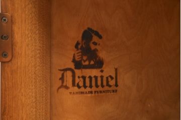 中古　美品　横浜ダニエル(daniel)　温かみのある木の色合いが魅力的なキャビネット(カップボード、食器棚、戸棚、収納棚、飾り棚)(R-073525)