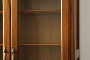 中古　美品　横浜ダニエル(daniel)　温かみのある木の色合いが魅力的なキャビネット(カップボード、食器棚、戸棚、収納棚、飾り棚)(R-073525)