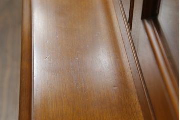 中古　美品　横浜ダニエル(daniel)　温かみのある木の色合いが魅力的なキャビネット(カップボード、食器棚、戸棚、収納棚、飾り棚)(R-073525)