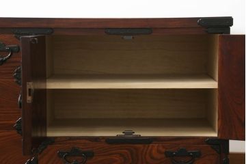 中古　美品　岩谷堂箪笥　力強い木目と立派な金具が魅力的なローチェスト(サイドボード、テレビ台、テレビボード、引き出し)(R-073526)