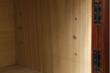 中古　美品　岩谷堂箪笥　力強い木目と立派な金具が魅力的なローチェスト(サイドボード、テレビ台、テレビボード、引き出し)(R-073526)