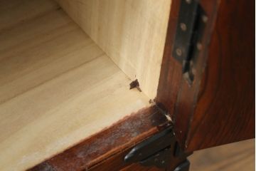 中古　美品　岩谷堂箪笥　力強い木目と立派な金具が魅力的なローチェスト(サイドボード、テレビ台、テレビボード、引き出し)(R-073526)