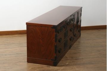中古　美品　岩谷堂箪笥　力強い木目と立派な金具が魅力的なローチェスト(サイドボード、テレビ台、テレビボード、引き出し)(R-073526)