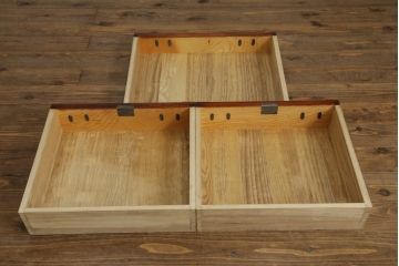 中古　美品　岩谷堂箪笥　力強い木目と立派な金具が魅力的なローチェスト(サイドボード、テレビ台、テレビボード、引き出し)(R-073526)