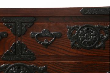 中古　美品　岩谷堂箪笥　力強い木目と立派な金具が魅力的なローチェスト(サイドボード、テレビ台、テレビボード、引き出し)(R-073526)