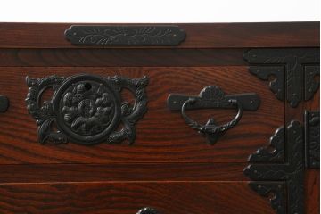中古　美品　岩谷堂箪笥　力強い木目と立派な金具が魅力的なローチェスト(サイドボード、テレビ台、テレビボード、引き出し)(R-073526)