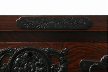 中古　美品　岩谷堂箪笥　力強い木目と立派な金具が魅力的なローチェスト(サイドボード、テレビ台、テレビボード、引き出し)(R-073526)