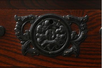 中古　美品　岩谷堂箪笥　力強い木目と立派な金具が魅力的なローチェスト(サイドボード、テレビ台、テレビボード、引き出し)(R-073526)