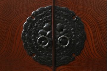 中古　美品　岩谷堂箪笥　力強い木目と立派な金具が魅力的なローチェスト(サイドボード、テレビ台、テレビボード、引き出し)(R-073526)