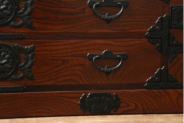 中古　美品　岩谷堂箪笥　力強い木目と立派な金具が魅力的なローチェスト(サイドボード、テレビ台、テレビボード、引き出し)(R-073526)