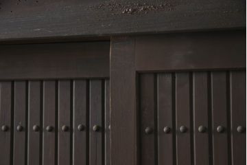 和製アンティーク　長い歳月を重ねた味わいが魅力の水屋箪笥サイドボード(時代箪笥、茶棚、収納棚、戸棚、引き出し、サイドキャビネット、テレビ台、テレビボード)(R-073529)