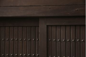 和製アンティーク　長い歳月を重ねた味わいが魅力の水屋箪笥サイドボード(時代箪笥、茶棚、収納棚、戸棚、引き出し、サイドキャビネット、テレビ台、テレビボード)(R-073530)