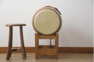 アンティーク雑貨　堀田新五郎　使い込まれた質感が味わい深い太鼓(長胴太鼓、台付き、和楽器、刳り貫き、くりぬき、和太鼓)(R-073531)