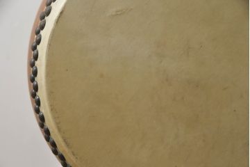 アンティーク雑貨　堀田新五郎　使い込まれた質感が味わい深い太鼓(長胴太鼓、台付き、和楽器、刳り貫き、くりぬき、和太鼓)(R-073531)