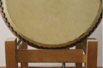 アンティーク雑貨　堀田新五郎　使い込まれた質感が味わい深い太鼓(長胴太鼓、台付き、和楽器、刳り貫き、くりぬき、和太鼓)(R-073531)