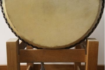 アンティーク雑貨　堀田新五郎　使い込まれた質感が味わい深い太鼓(長胴太鼓、台付き、和楽器、刳り貫き、くりぬき、和太鼓)(R-073531)