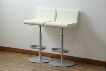 中古　Cassinaixc.(カッシーナイクスシー)　Boomerang(ブーメラン)　シンプルで上品な佇まいが魅力のカウンターチェア2脚セット(回転椅子、ハイチェア、アームレスチェア、店舗什器)(R-073532)