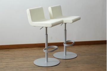 中古　Cassinaixc.(カッシーナイクスシー)　Boomerang(ブーメラン)　シンプルで上品な佇まいが魅力のカウンターチェア2脚セット(回転椅子、ハイチェア、アームレスチェア、店舗什器)(R-073532)