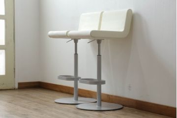 中古　Cassinaixc.(カッシーナイクスシー)　Boomerang(ブーメラン)　シンプルで上品な佇まいが魅力のカウンターチェア2脚セット(回転椅子、ハイチェア、アームレスチェア、店舗什器)(R-073532)